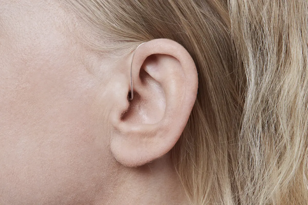 miniRITE_T_H1-2023_C092SteelGrey_Angle90_Close-up_In-On-Ear_MS_6670_Woman_1200x800px